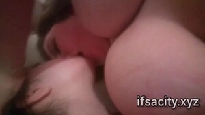 Ласки двух турецких лесбиянок с поцелуями